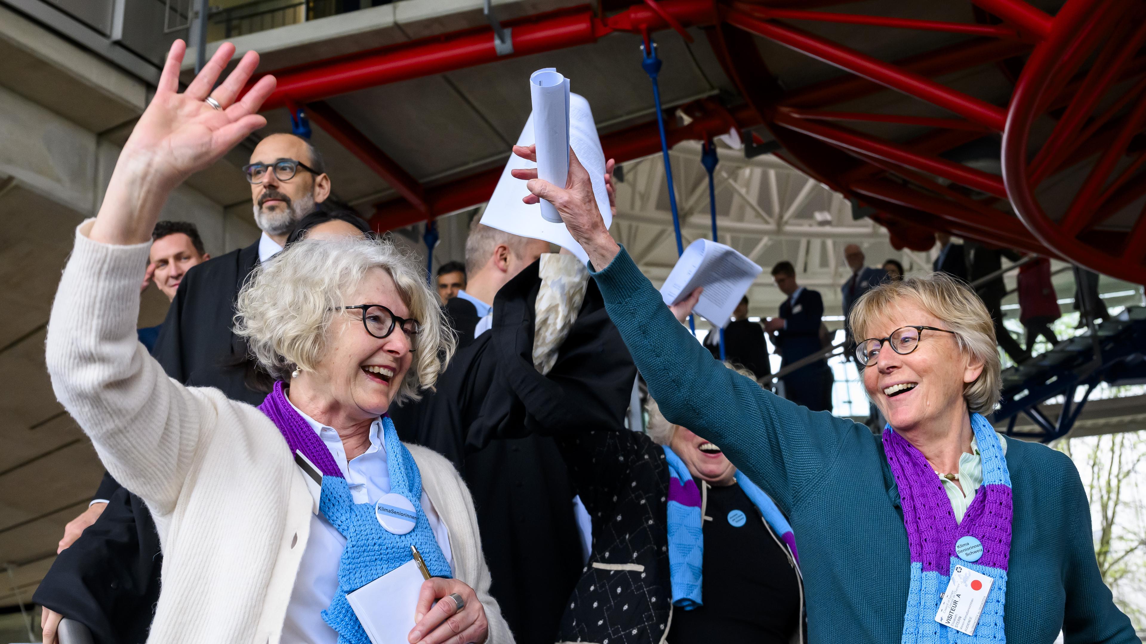 Schweizer Seniorinnen freuen sich