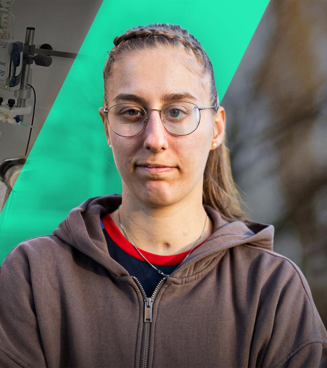 Rechts im Bild: Amalia schaut in die Kamera. Links im Bild sieht man Amalia im Krankenbett mit vielen Geräten, Beatmungsmaske, Schläuchen, etc.