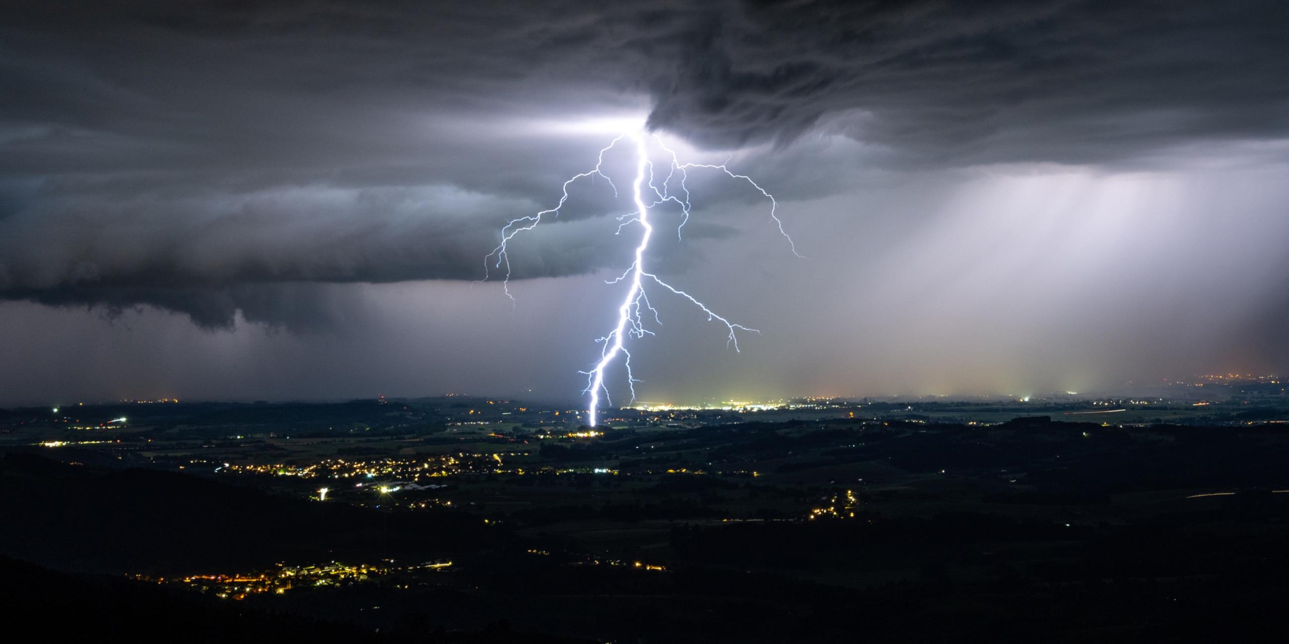 Bayern, Haibach: Blitze erhellen den Nachthimmel, fotografiert vom Schuhchristleger, einem Aussichtsberg bei Haibach im Landkreis Straubing
