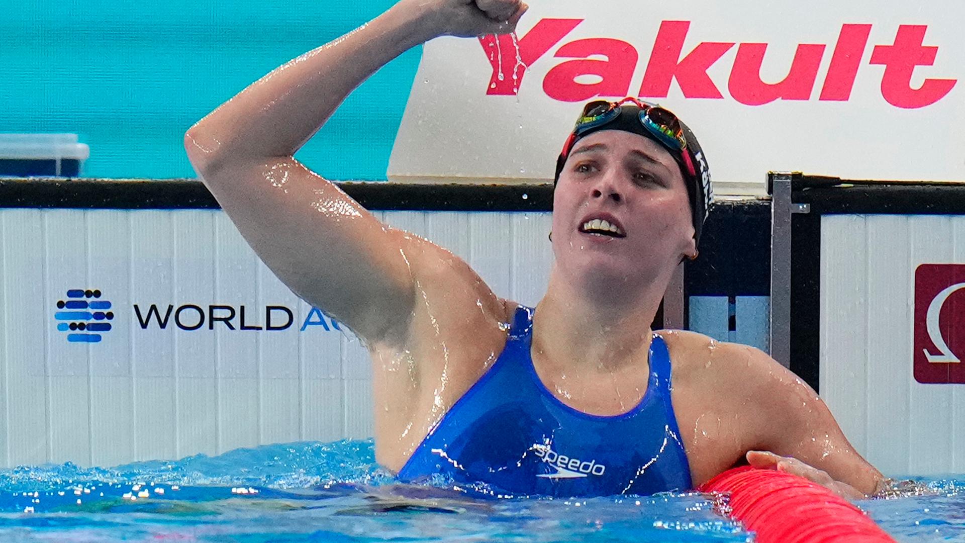 Katar, Doha: Schwimmen: Weltmeisterschaft, 100 m Schmetterling, Frauen, Halbfinale: Angelina Köhler aus Deutschland jubelt nach ihrem Sieg.