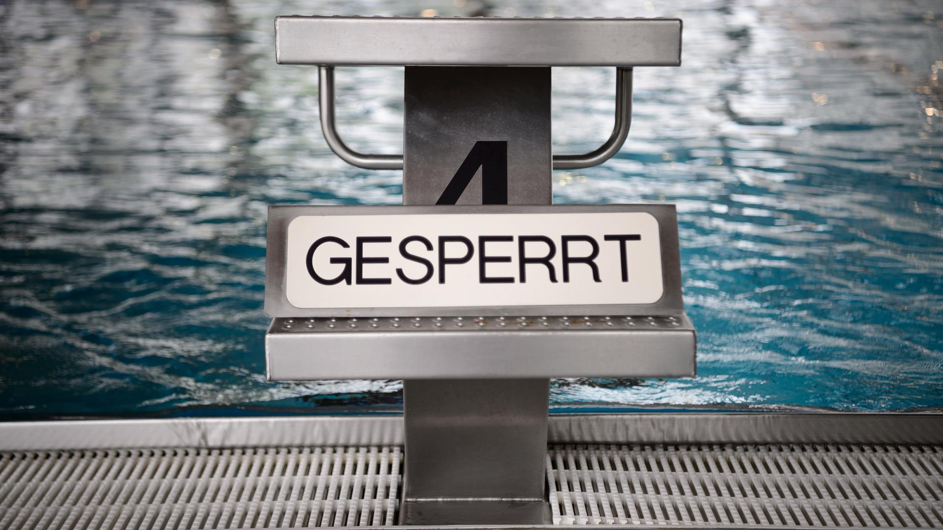 Startblock in Schwimmbad gesperrt