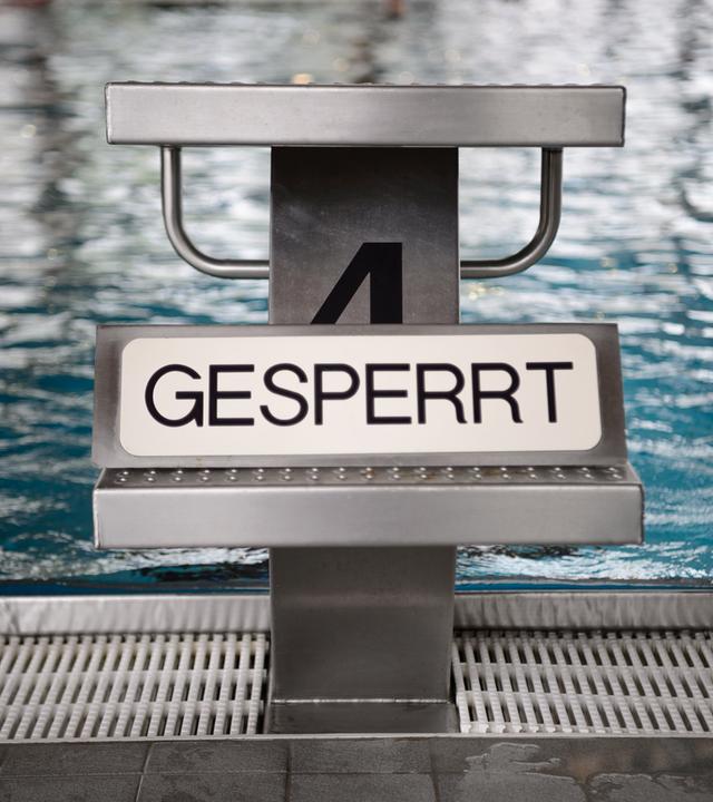 Startblock in Schwimmbad gesperrt