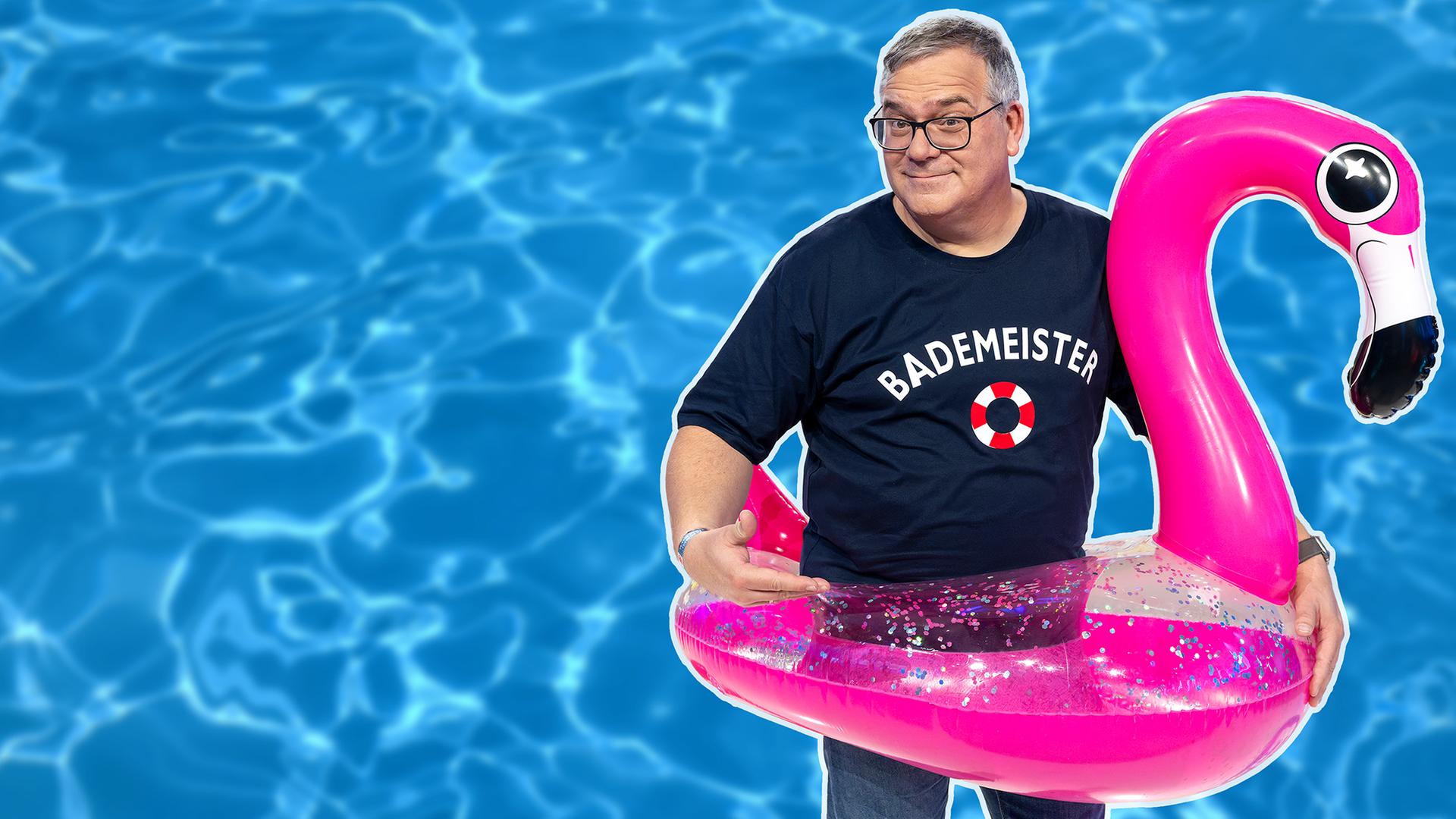 Elton trägt einen Schwimmreif in Form eines Flamingos.