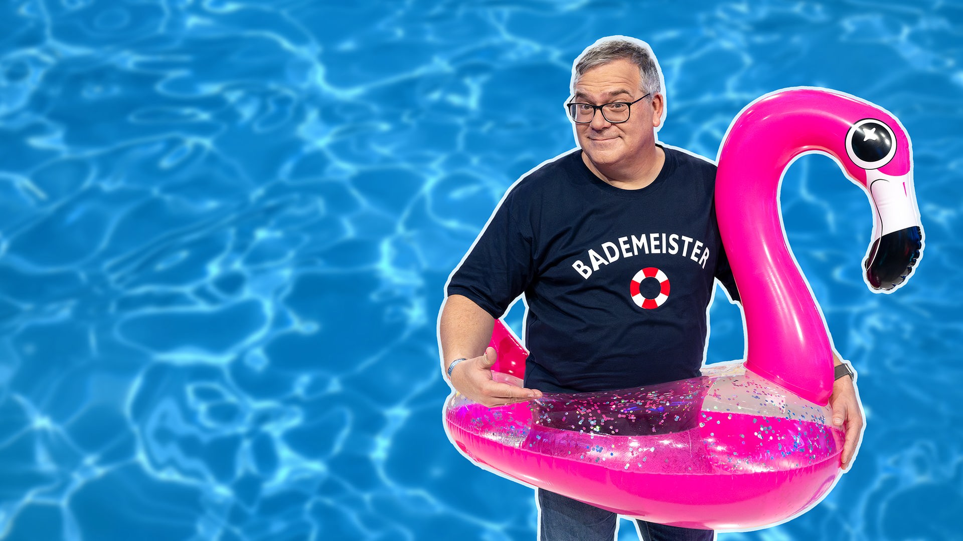 Elton trägt einen Schwimmreif in Form eines Flamingos.