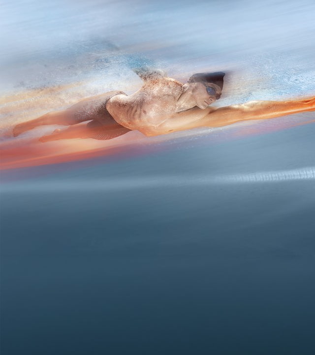 Schwimmerkrault durch das Becken.