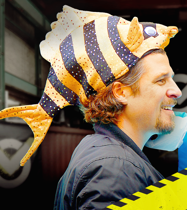 Checkpoint: Tommy Scheel trägt eine Fisch-Badekappe auf dem Kopf, während ein Testeam-Mitglied im Hai-Kostüm neben ihm steht. 