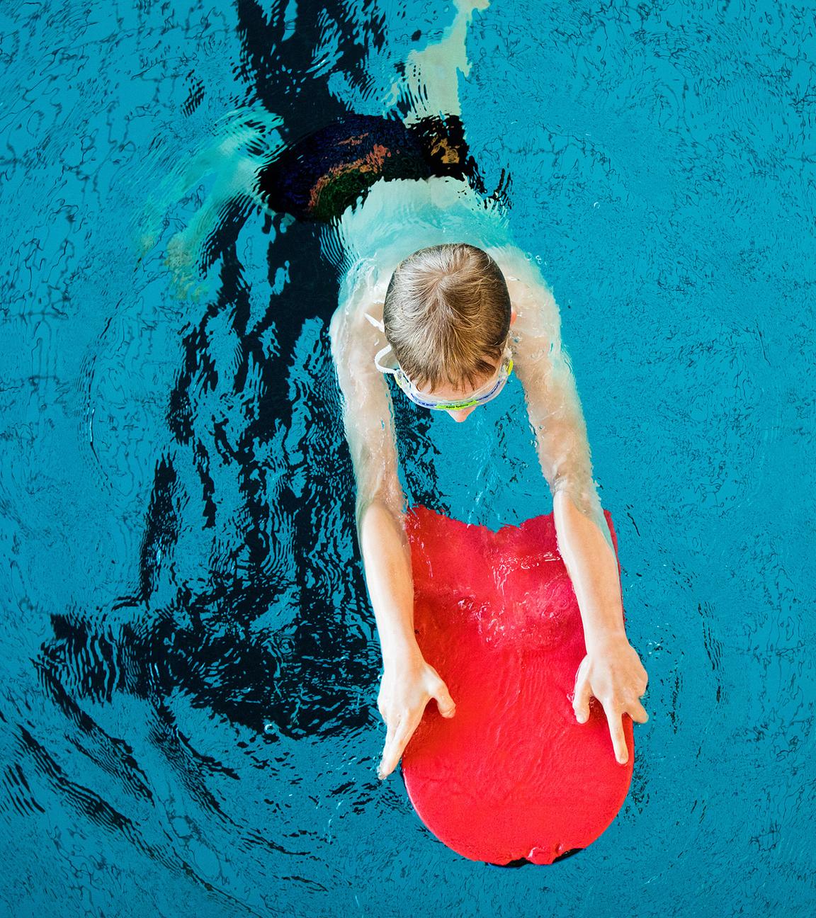 Ein Junge nimmt an einem Schwimmkurs für Kinder teil, aufgenommen am 06.10.2017