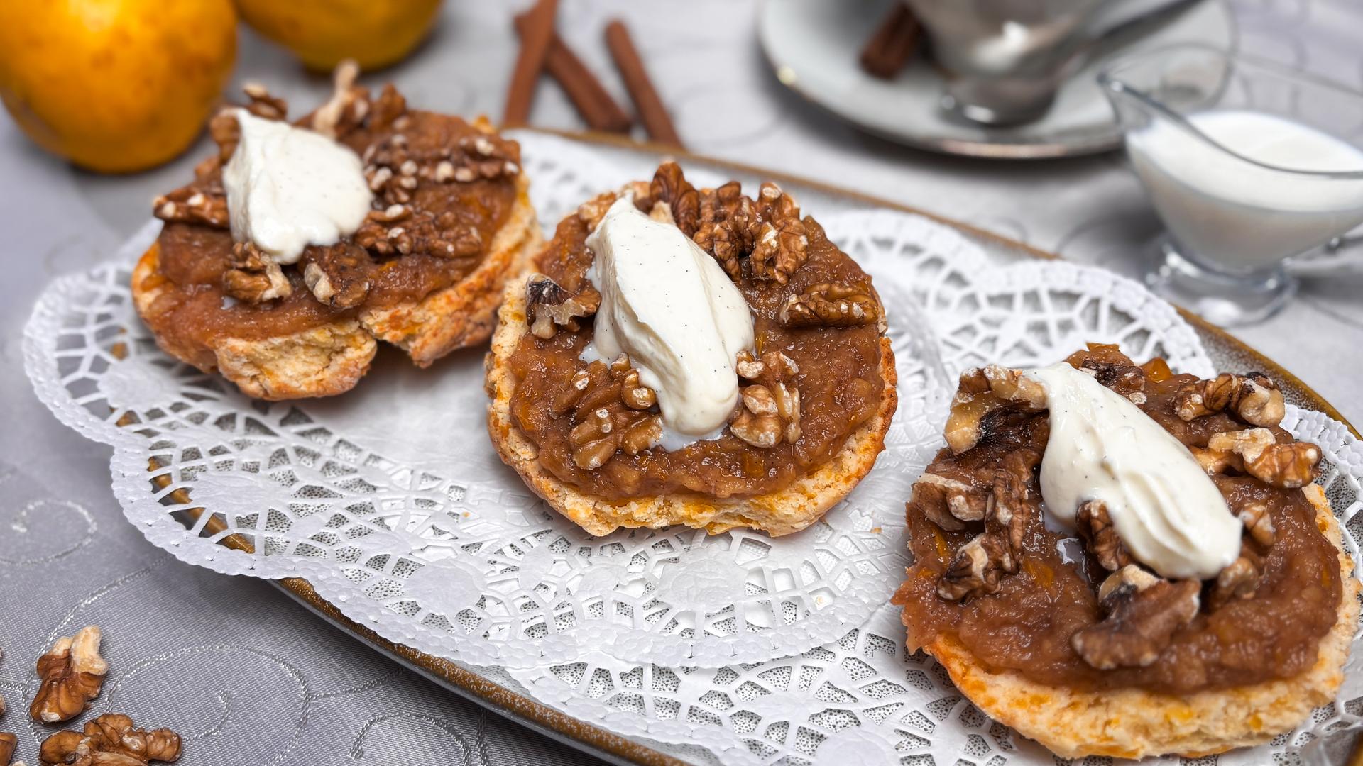 Scones mit Quittenkompott und Walnüssen