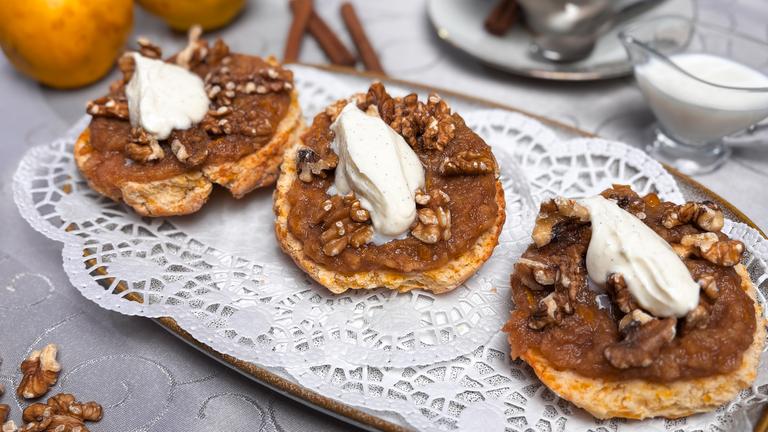 Scones mit Quittenkompott und Walnüssen