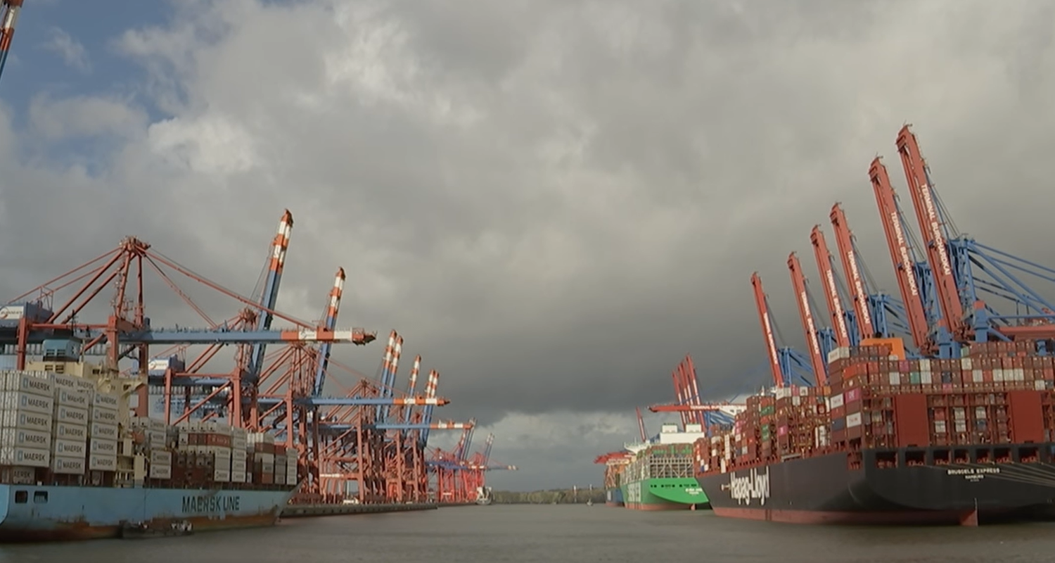 Beladene Containerschiffe in einem Hafen