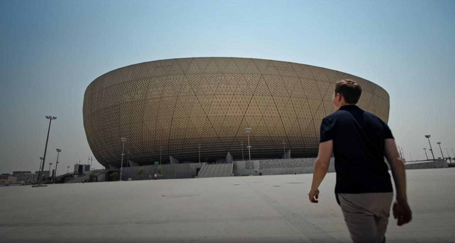 ZDF-Moderator Jochen Breyer vor einem großen Stadion in Katar, Katar 07.11.2022