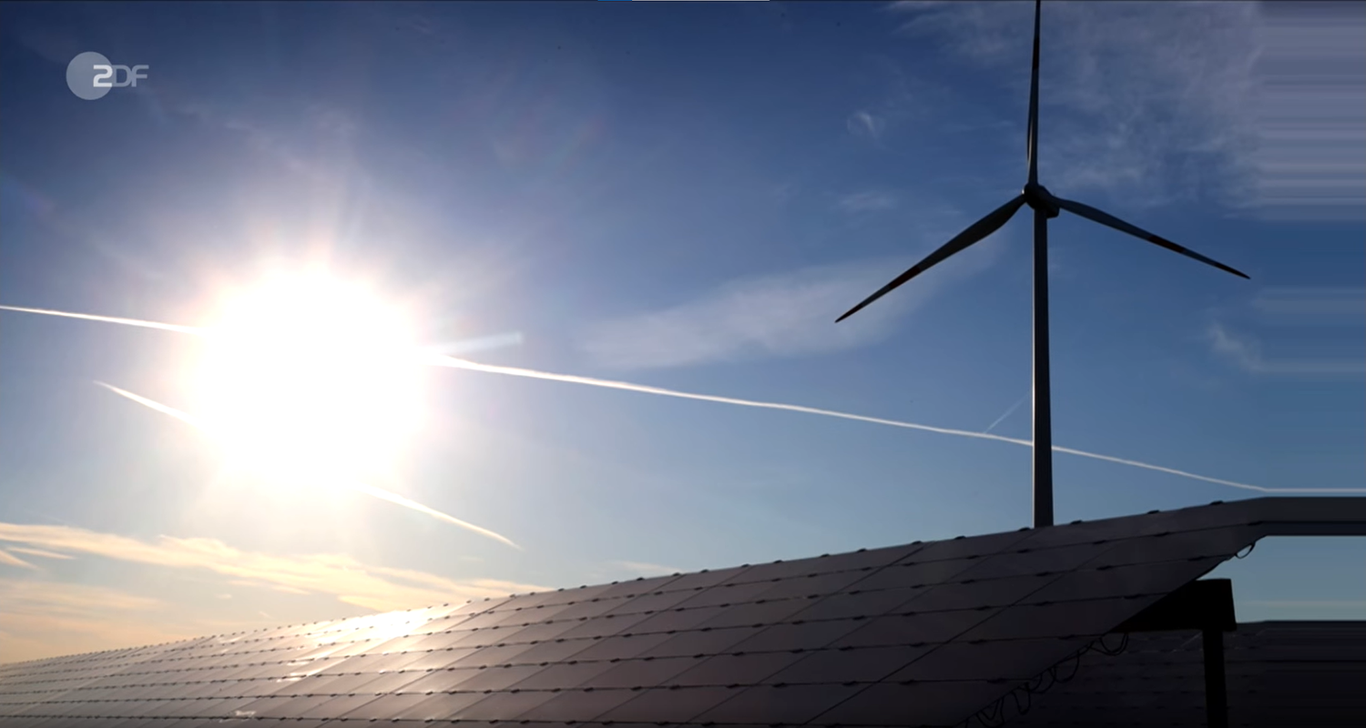 Eine Solaranlage und ein Windrad in der Sonne, 31.03.2023