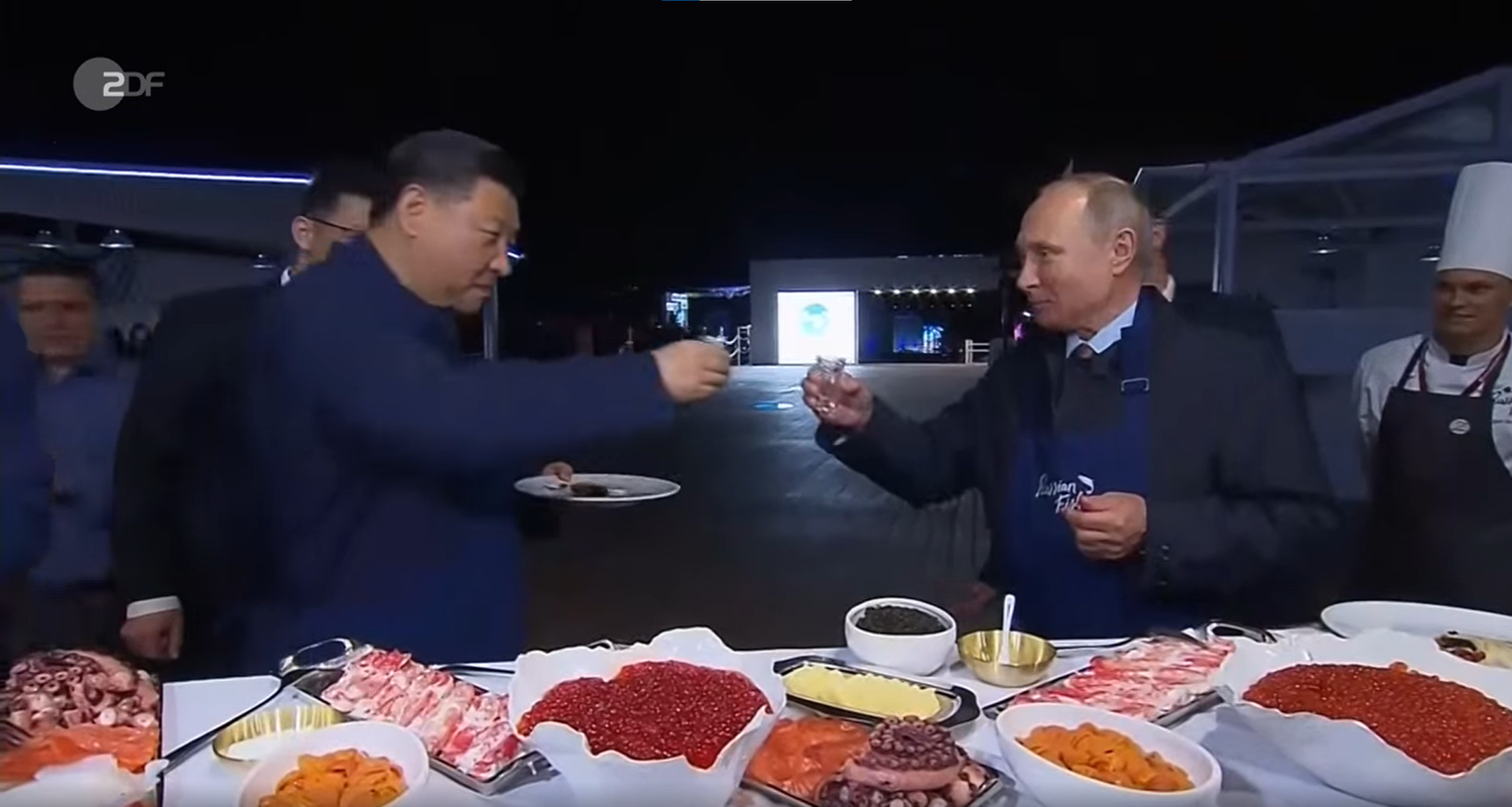 Xi Jingping und Putin trinken Schnaps, Russland 04.04.2023