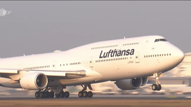 Eine Lufthansa Maschine hebt ab. 