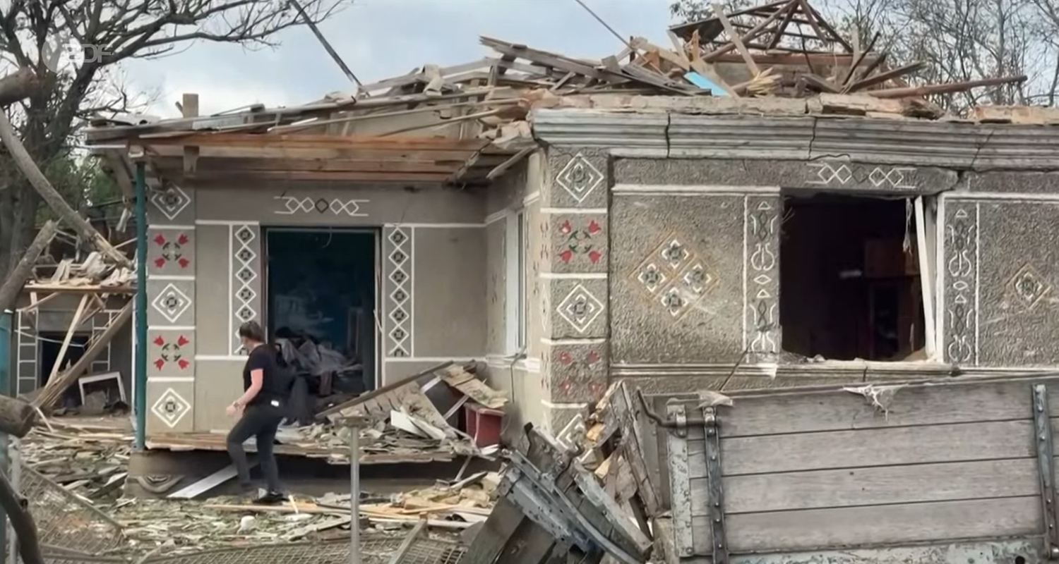 Zerstörtes haus in der Ukraine durch russische Luftangriffe 