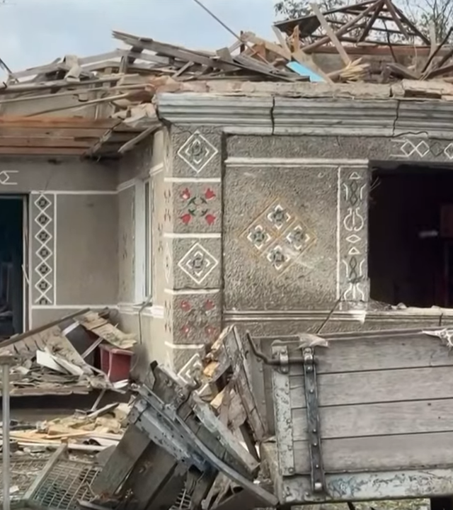 Zerstörtes haus in der Ukraine durch russische Luftangriffe 