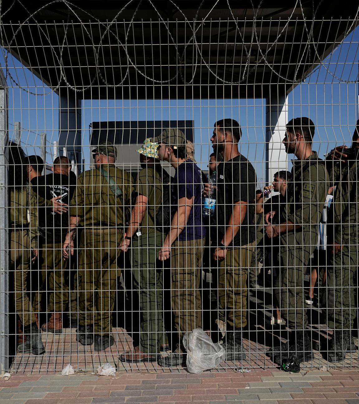 Israelische Soldaten versammeln sich am Tor des Militärstützpunkts Sde Teiman am 29.07.2024.