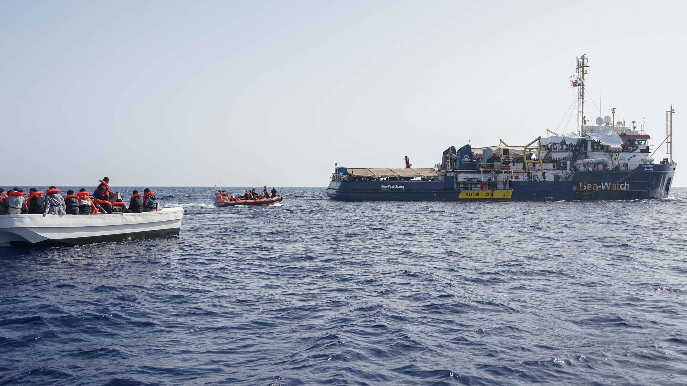 Archiv: Ein Rettungsboot von Sea-Watch (M) bringt Migranten von einem Flüchtlingsboot an Bord der "Sea-Watch 3". 