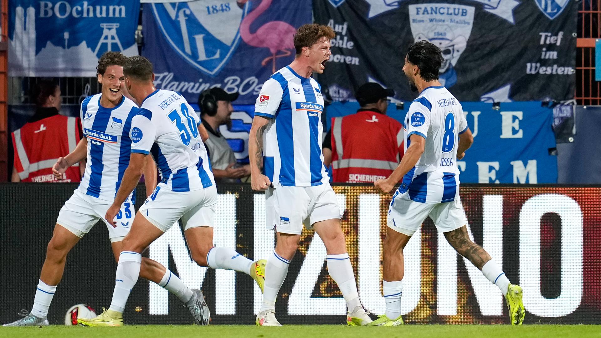Spieler von Hertha BSC feiern das 0:1 durch Sebastian Groenning.