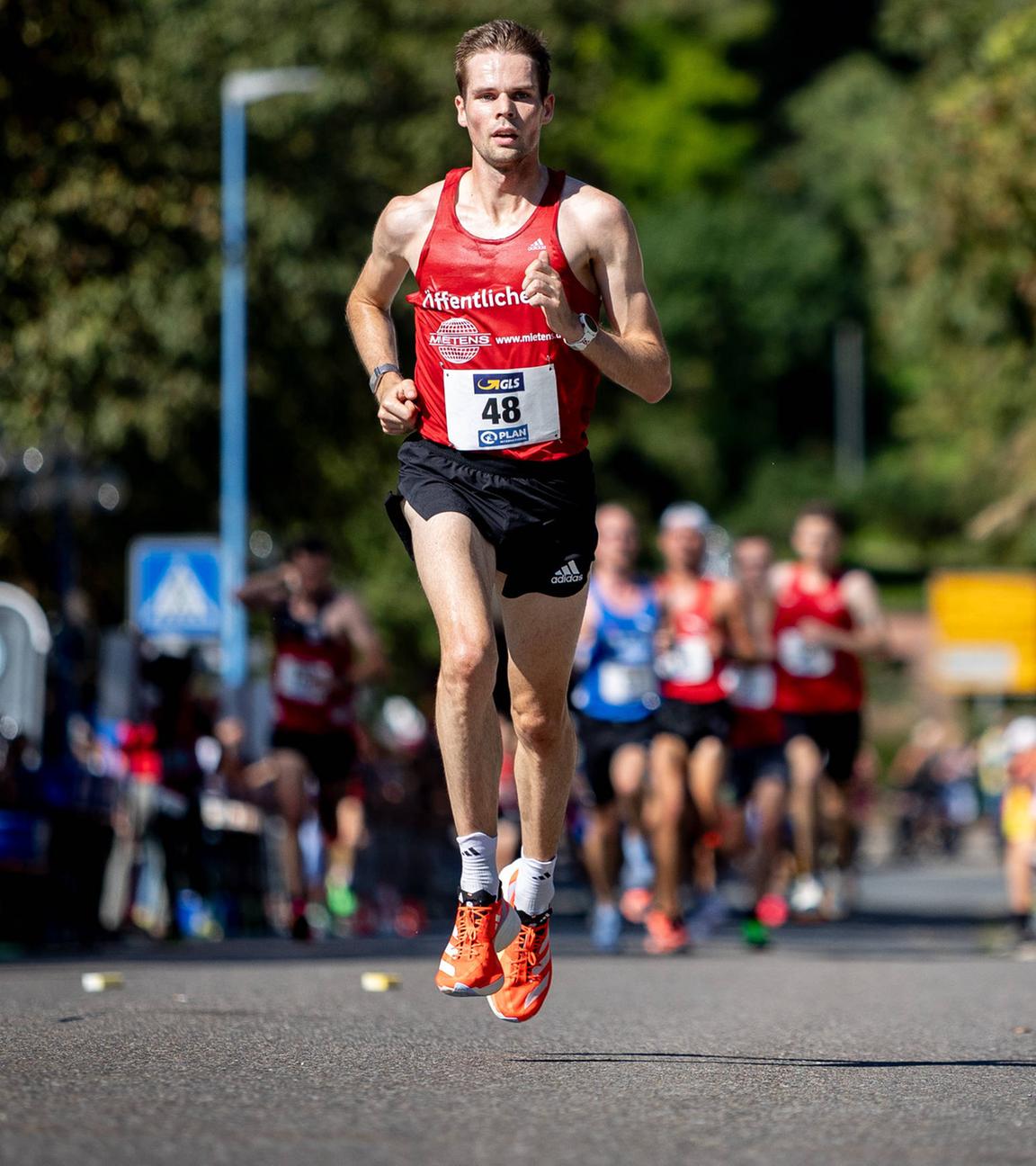 Sebastian Hendel bei der Deutschen Meisterschaft im 10-km-Straßenlauf am 10. September 2023 auf der Strecke