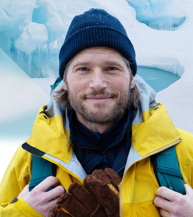 Sebastian Ströbel vor arktischem Eis