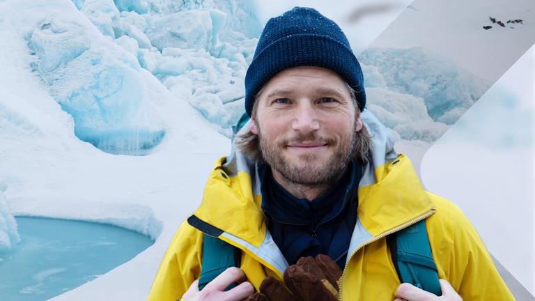 Sebastian Ströbel vor arktischem Eis