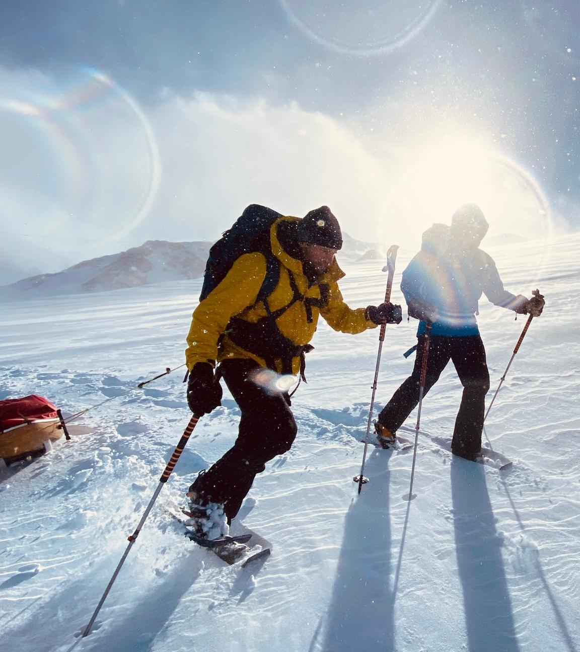 Sebastian Ströbel und Polarexperte Hans Honold ziehen eine Pulka durch eine traumhafte Schneelandschaft auf dem Dachstein.