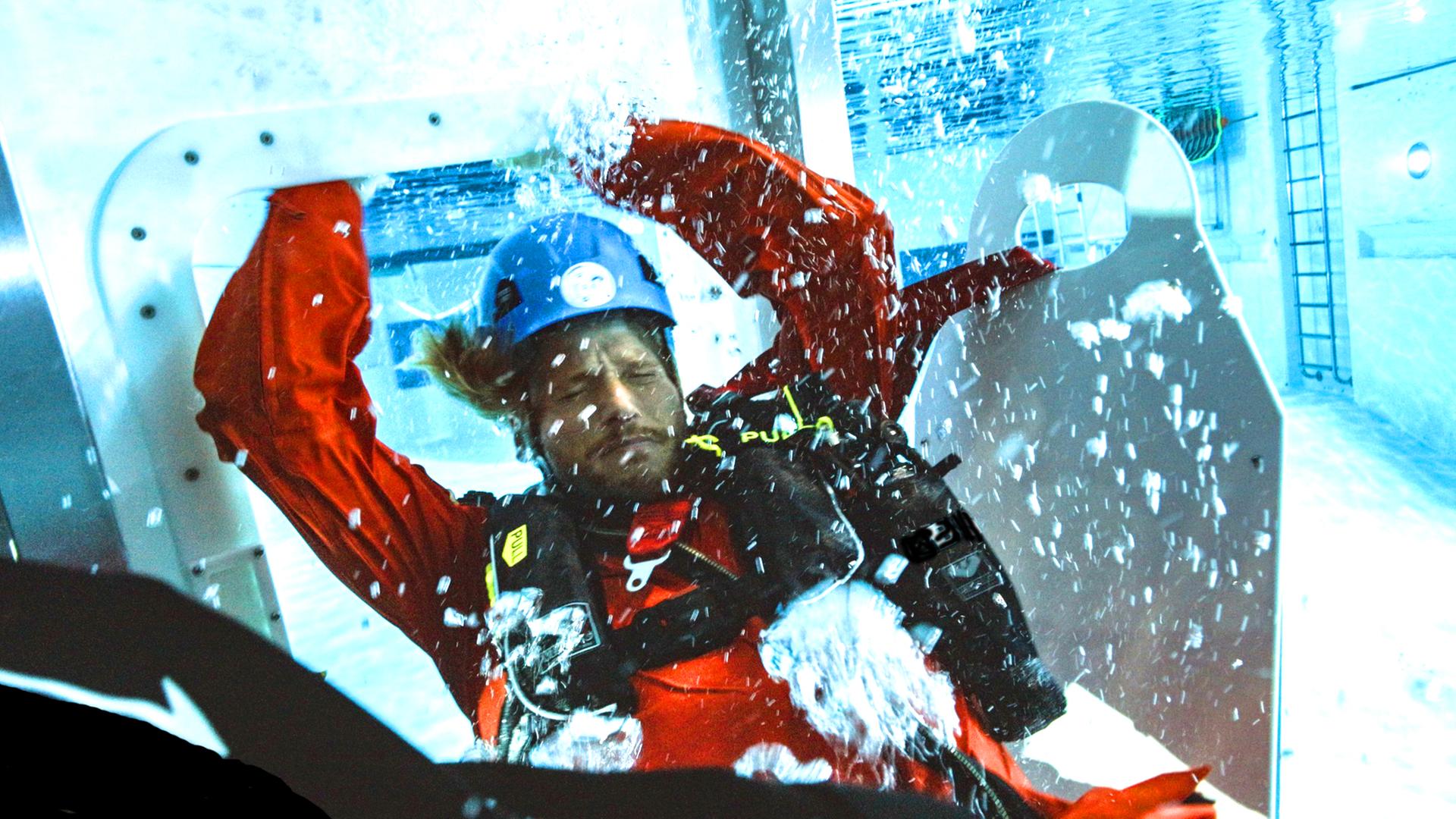 Sebastian Ströbel im Hubschrauber unter Wasser 