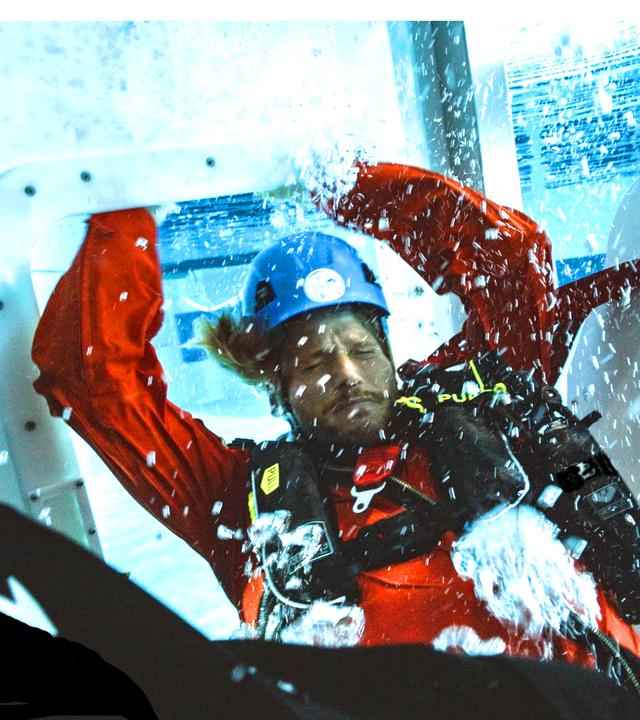 Sebastian Ströbel im Hubschrauber unter Wasser 