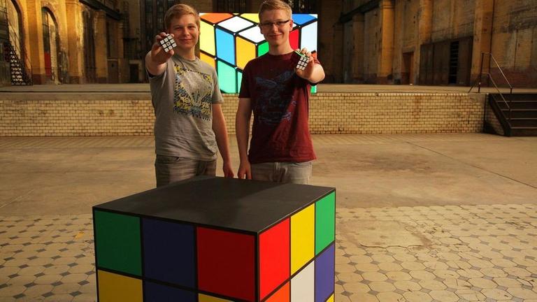 Sebastian und Philipp Weyer mit Zauberwürfel