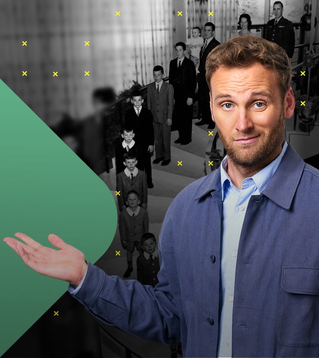 Psychologe Leon Windscheid deutet auf ein altes Schwarzweiß-Foto der Familie Galvin, auf dem die Familie aus der Vogelperspektive auf einer Wendeltreppe stehend zu sehen ist, mit je einem Kind pro Stufe.