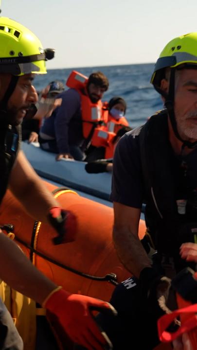 Zivile Seenotretter bergen Geflüchtete aus dem Mittelmeer