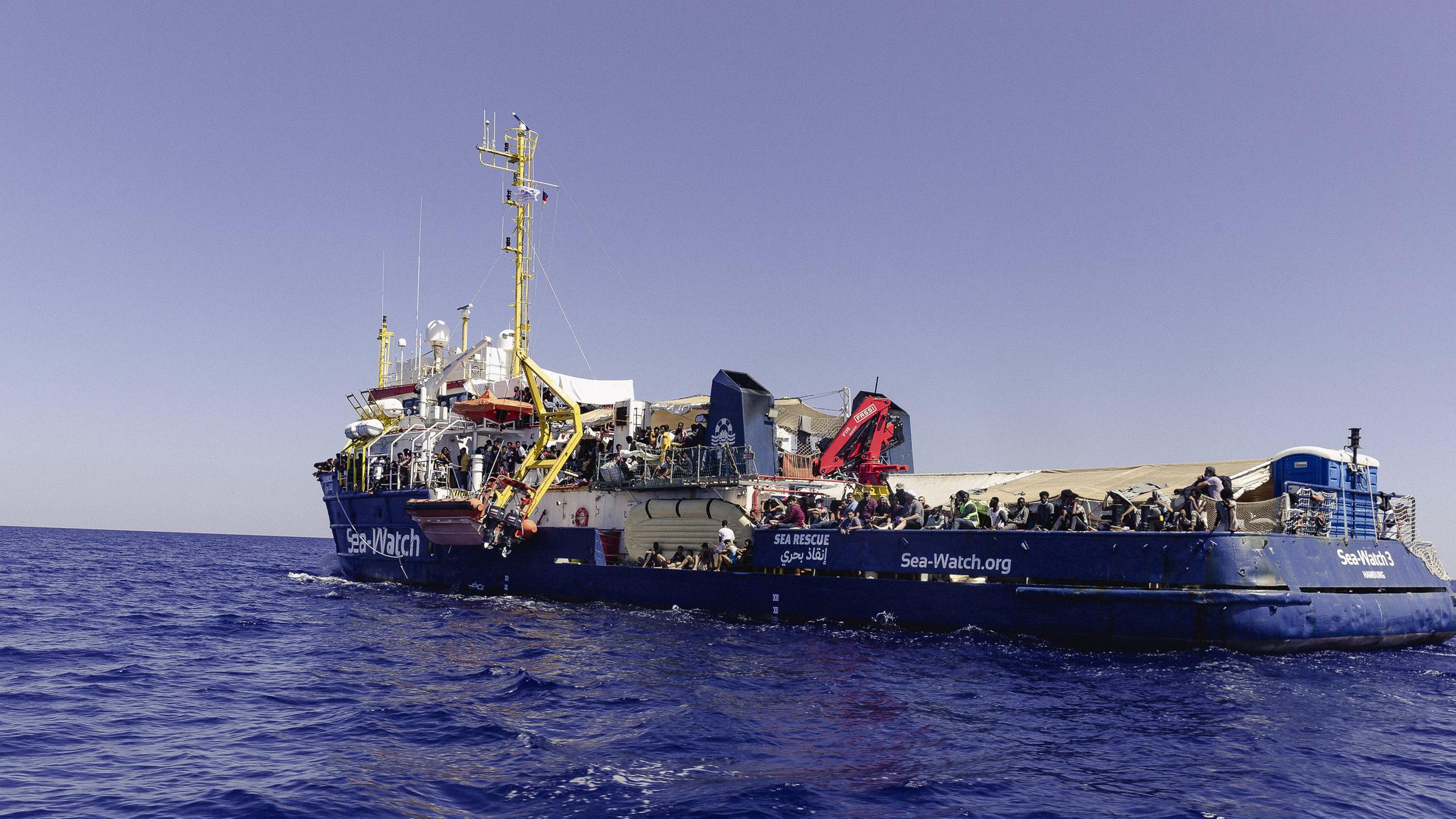 Archiv: Sea-Watch 3 mit 444 Menschen an Bord im zentralen Mittelmeer am 24. 07. 2022. 