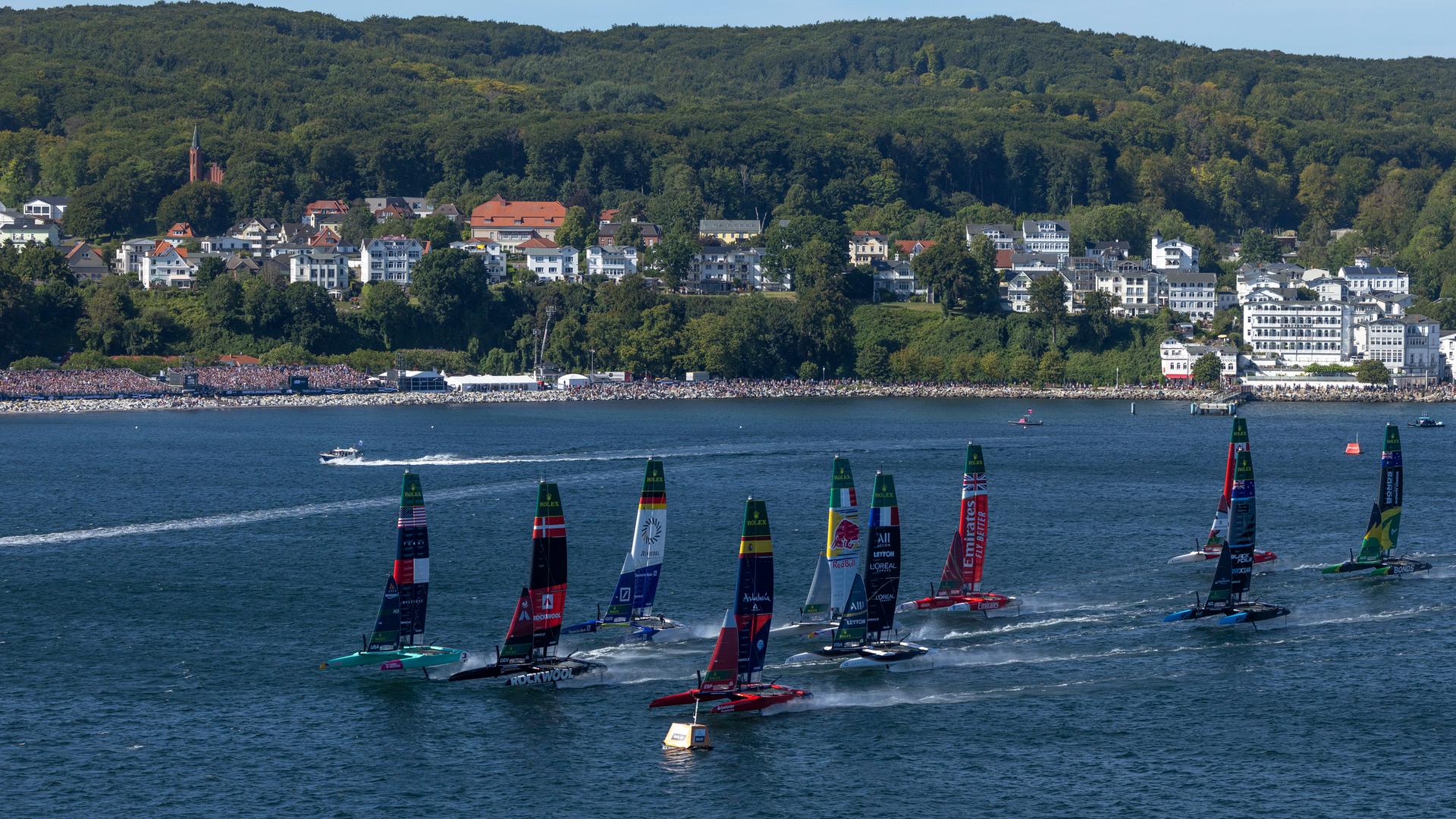 Das deutsche Boot segelt beim SailGP-Rennen vor Sassnitz in der Spitzengruppe mit.