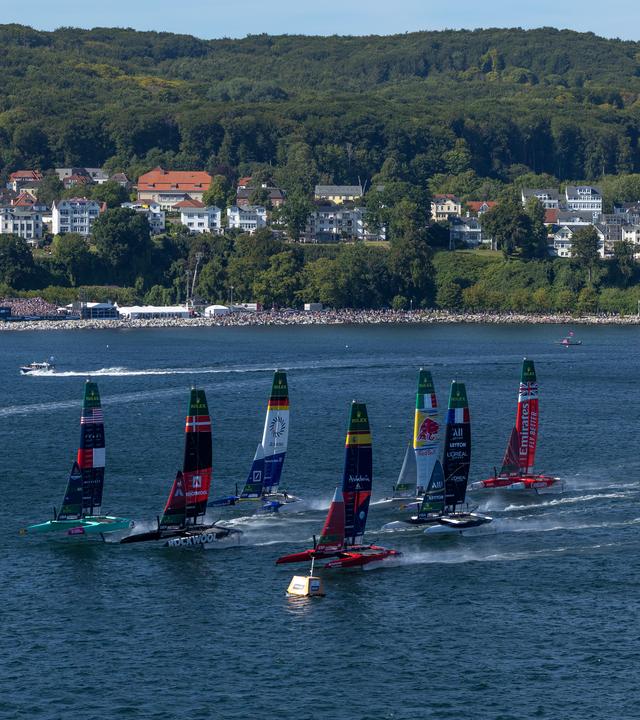 Das deutsche Boot segelt beim SailGP-Rennen vor Sassnitz in der Spitzengruppe mit.