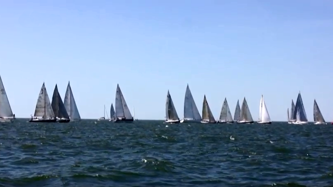 Segelboote fahren auf dem Wasser.