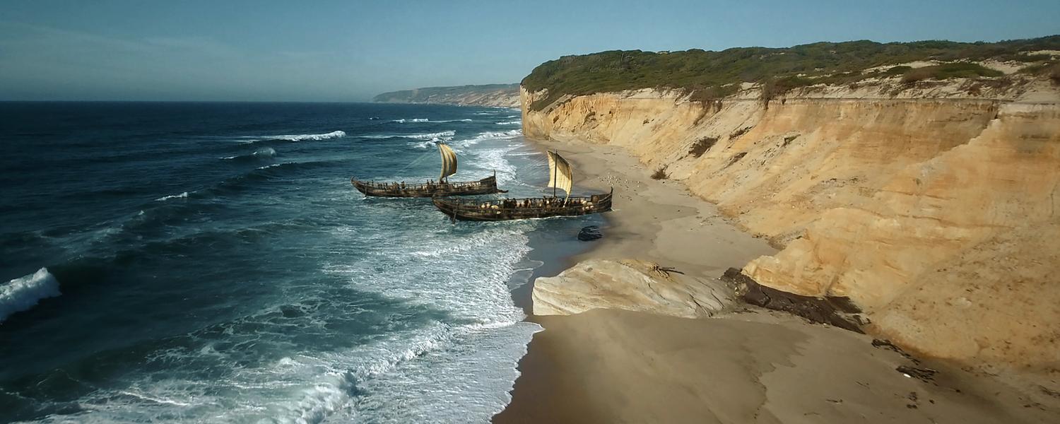 Zwei Segelschiffe am Strand
