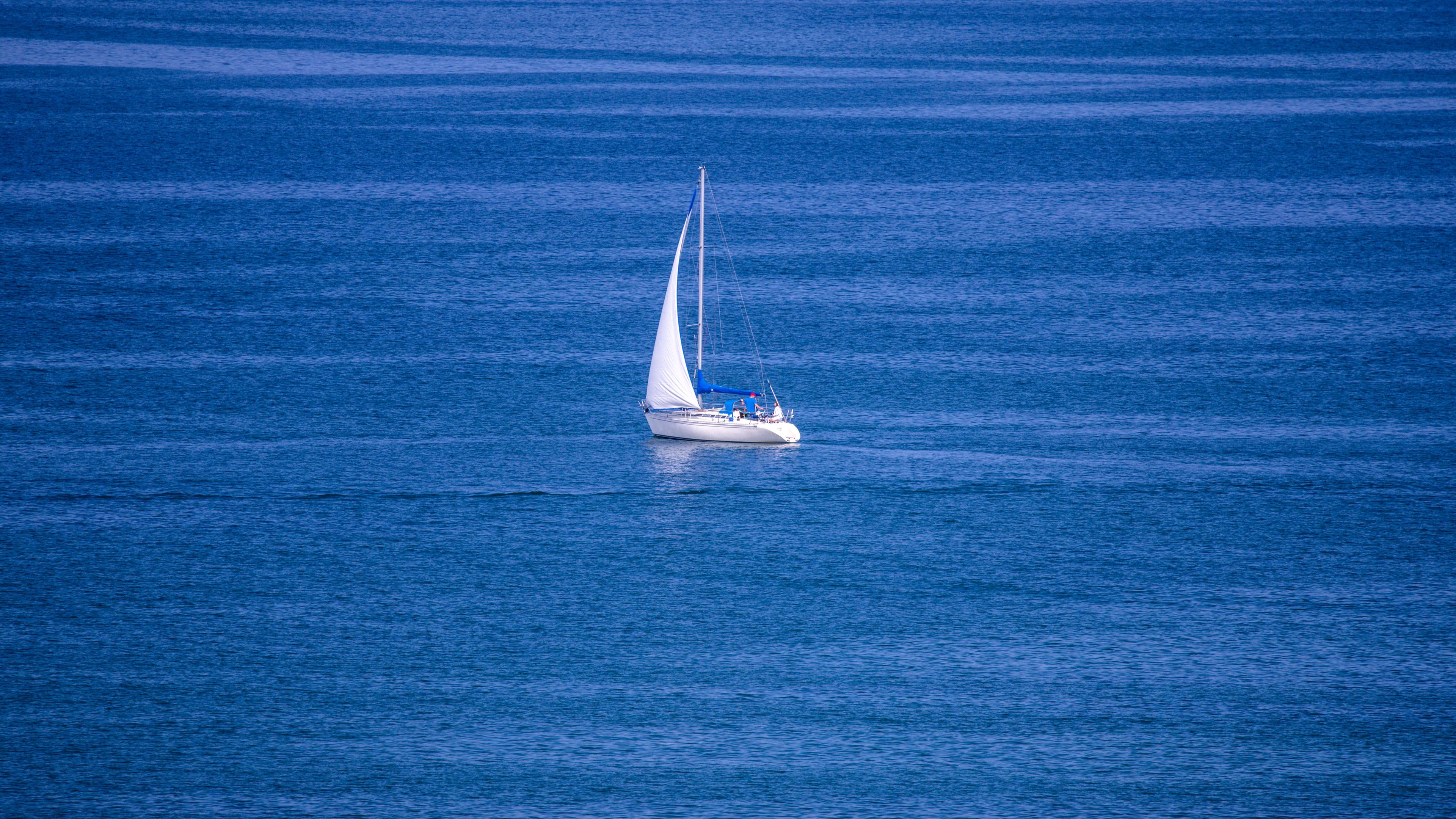 Ein Segelboot auf offenem Meer.