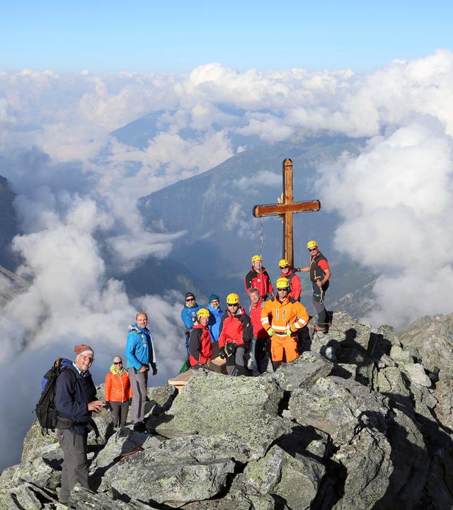 Gipfelkreuz Aufbau. 