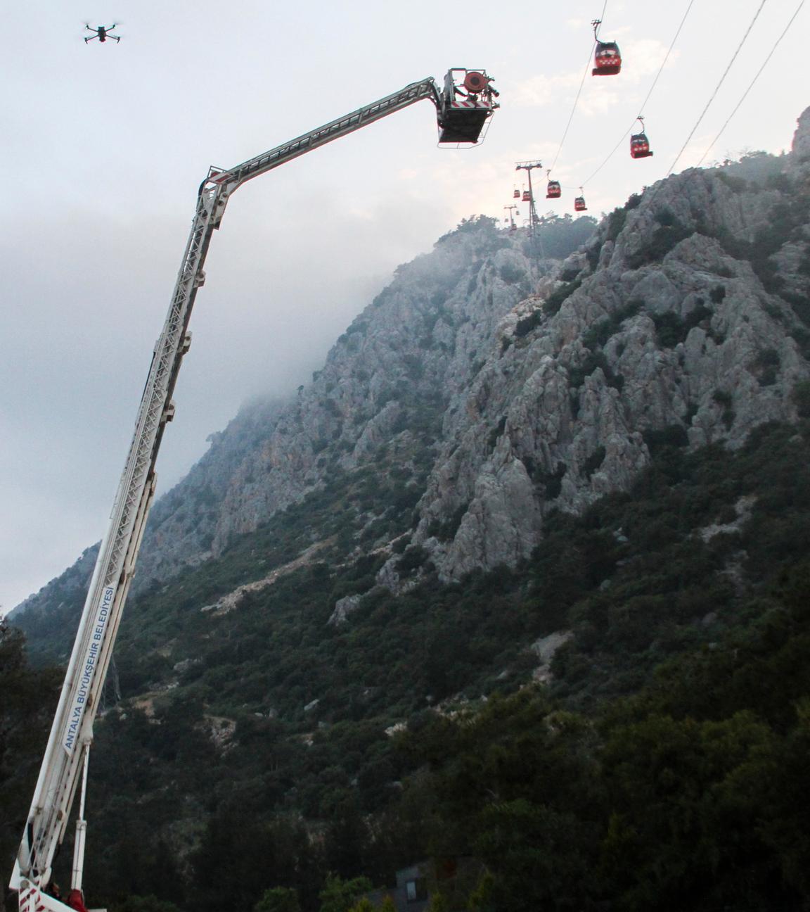 Türkei, Antalya: Ein Rettungsteam arbeitet mit Passagieren einer Seilbahn außerhalb von Antalya.