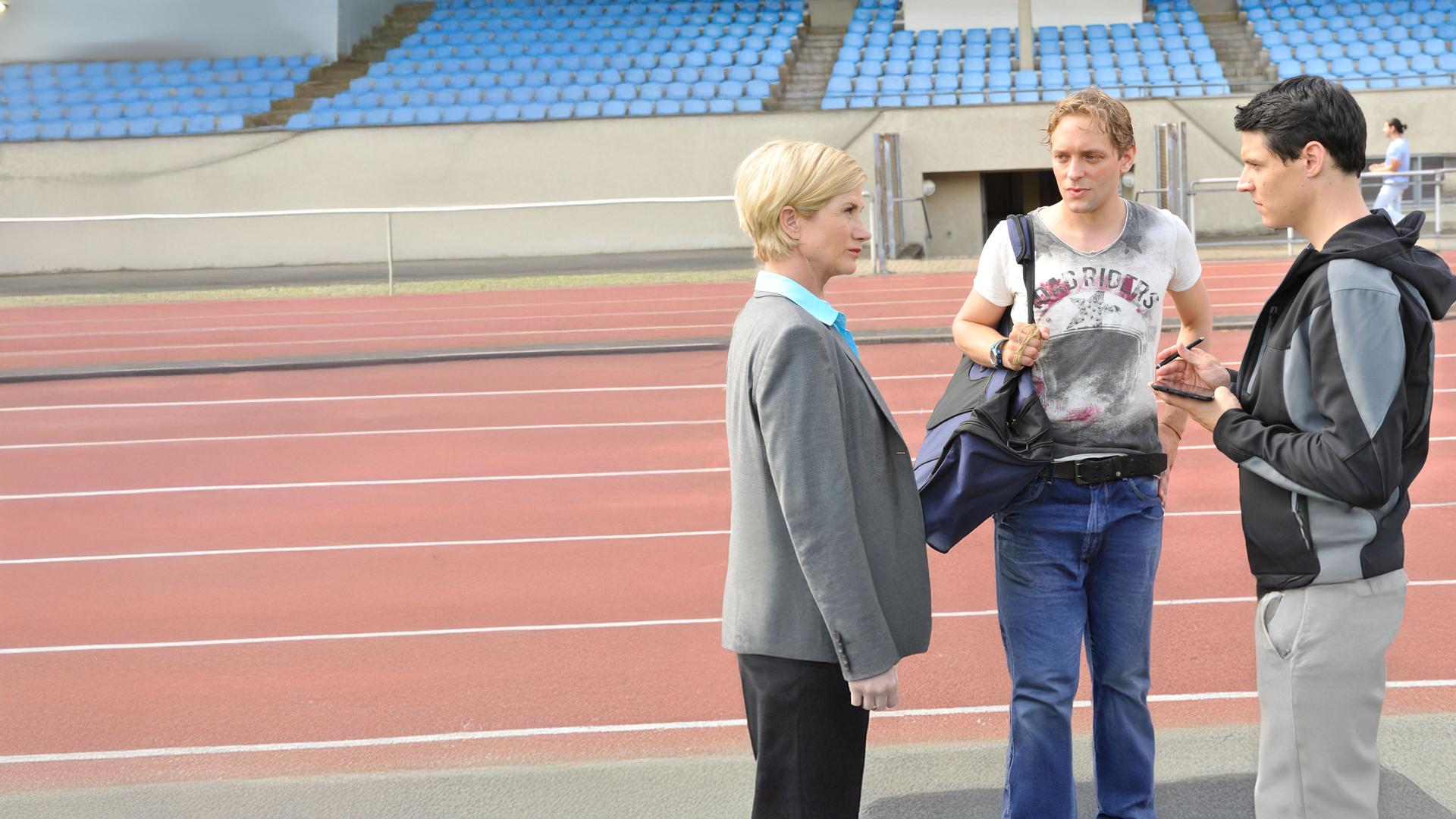 "SOKO Stuttgart - Sein letzter Pfiff": Martina Seiffert (Astrid M. Fünderich) und Rico Sander (Benjamin Strecker) vernehmen Dennis Pflieger (Florian Rummel) im Stadion auf der Aschenbahn.