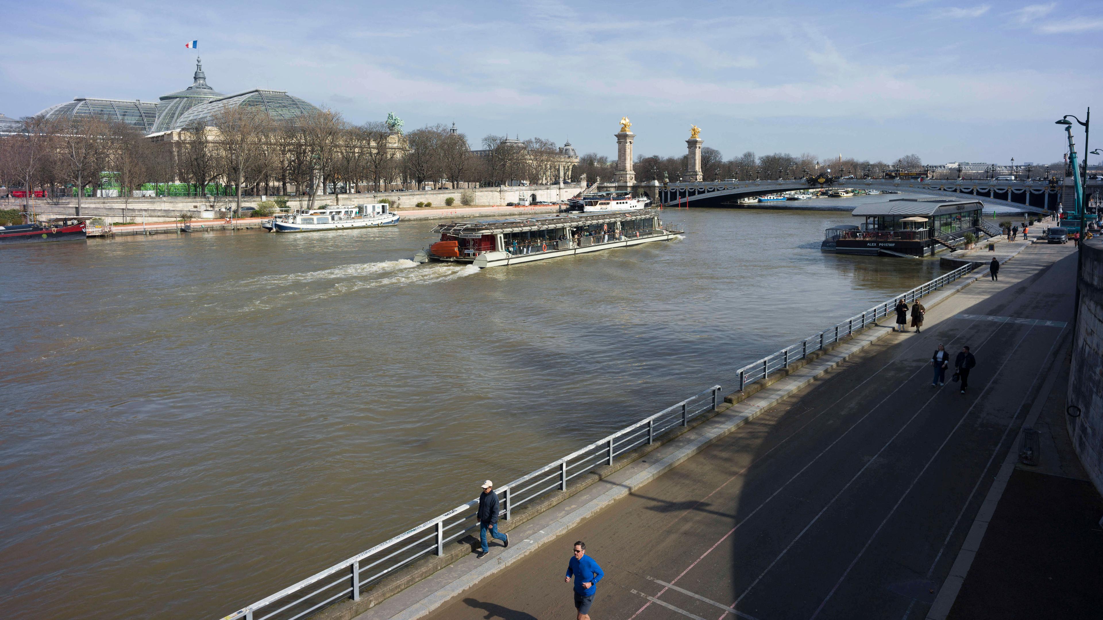 Ein Touristenboot fährt auf der Seine in Paris. Hier werden die Olympischen Spiele 2024 eröffnet.