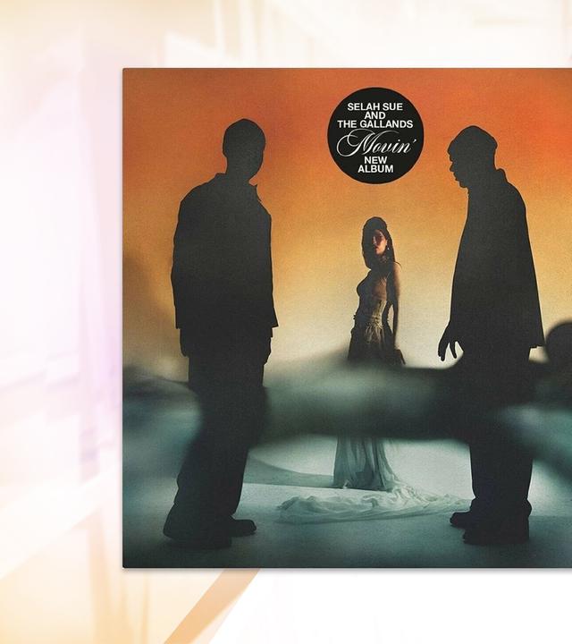 Eine Frau steht im Hintergrund, zwei Männer stehen im Gegenlicht vor ihr.