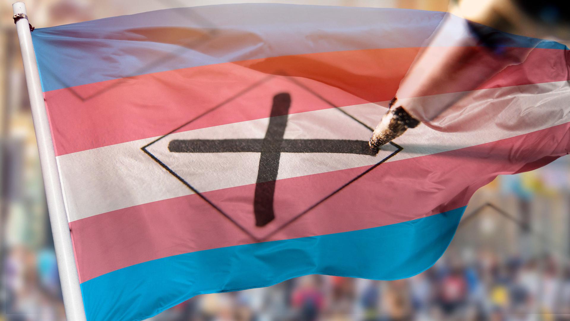 Eine Trans*-Flagge (mit hellblauen, rosa und weißen Streifen) im Hinetrgrund. In der Mitte ein Stift, der auf einem Dokument ein Kreuz setzt.