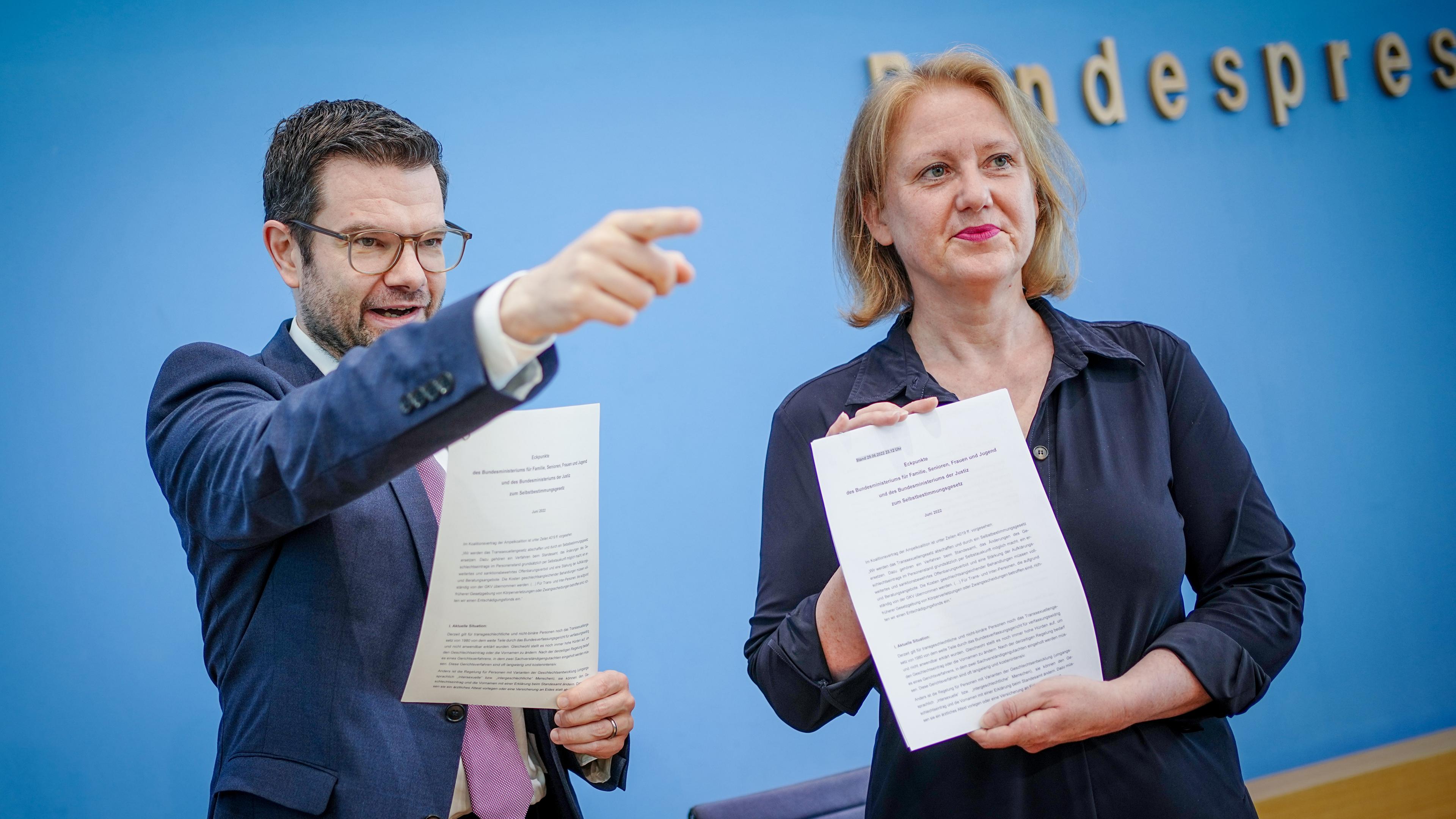  Lisa Paus (Bündnis 90/Die Grünen), Bundesfamilienministerin, und Marco Buschmann (FDP), Bundesminister der Justiz, stellen in der Bundespressekonferenz das Eckpunktepapier zum Selbstbestimmungsgesetz vor.