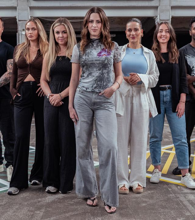 Salwa Houmsi steht mit den Gästen der Sendung auf dem 13-Fragen-Spielfeld.