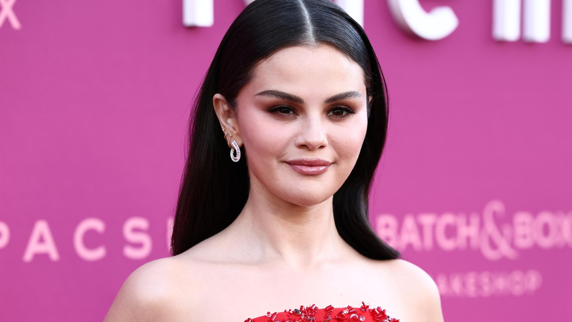 Selena Gomez auf dem roten Teppich der Benefizgala des "Rare Impact Fund"