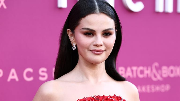 Selena Gomez auf dem roten Teppich der Benefizgala des "Rare Impact Fund"