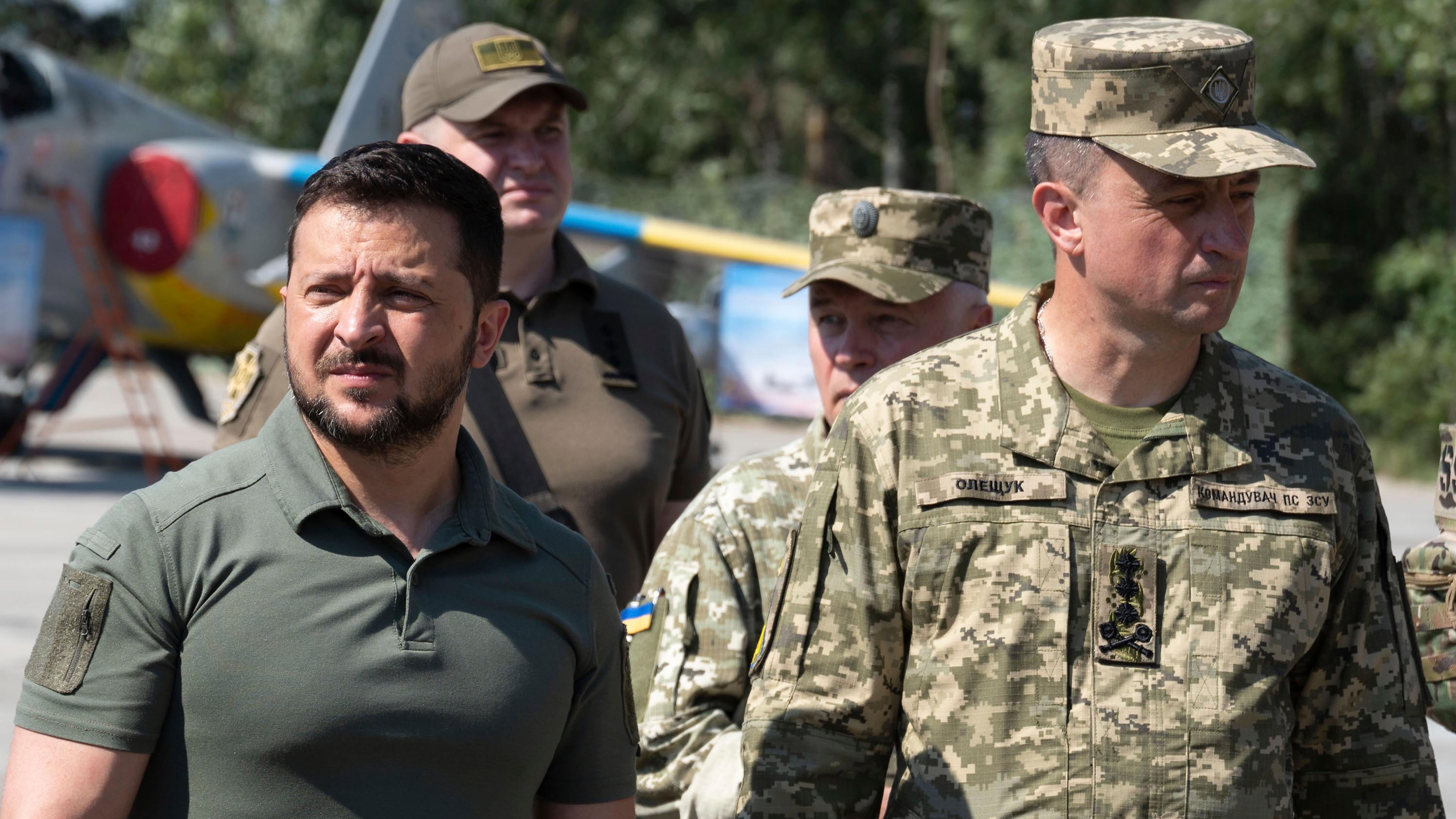 Wolodymyr Selenskyj mit dem Chef der ukrainischen Luftwaffe Mykola Oleschtschuk 