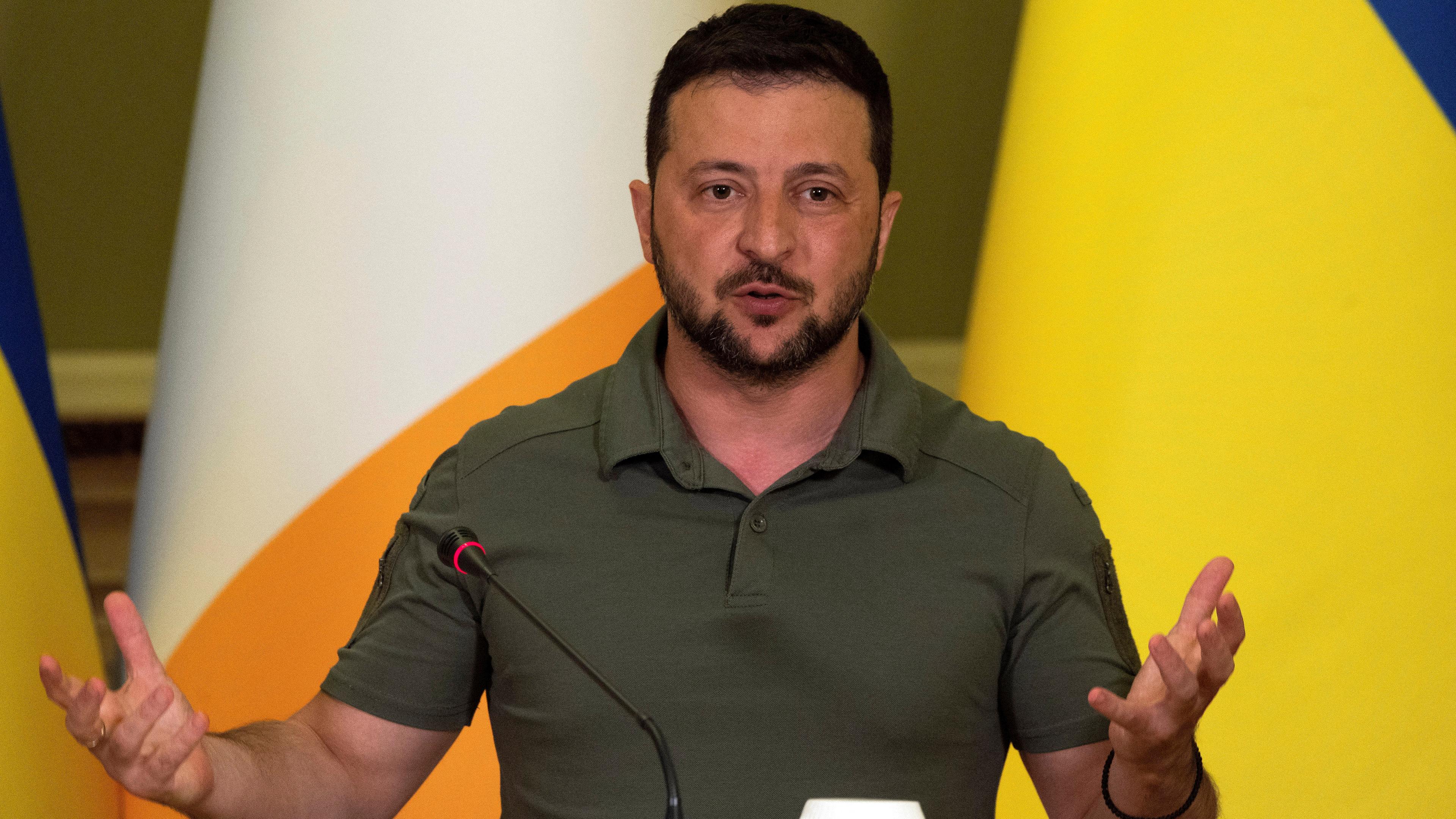 Wolodymyr Selenskyj, Präsident der Ukraine, spricht während einer Pressekonferenz mit Irlands Premierminister Varadkar.